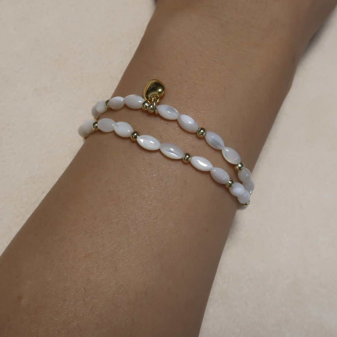 Bransoletka na gumce z masy perłowej