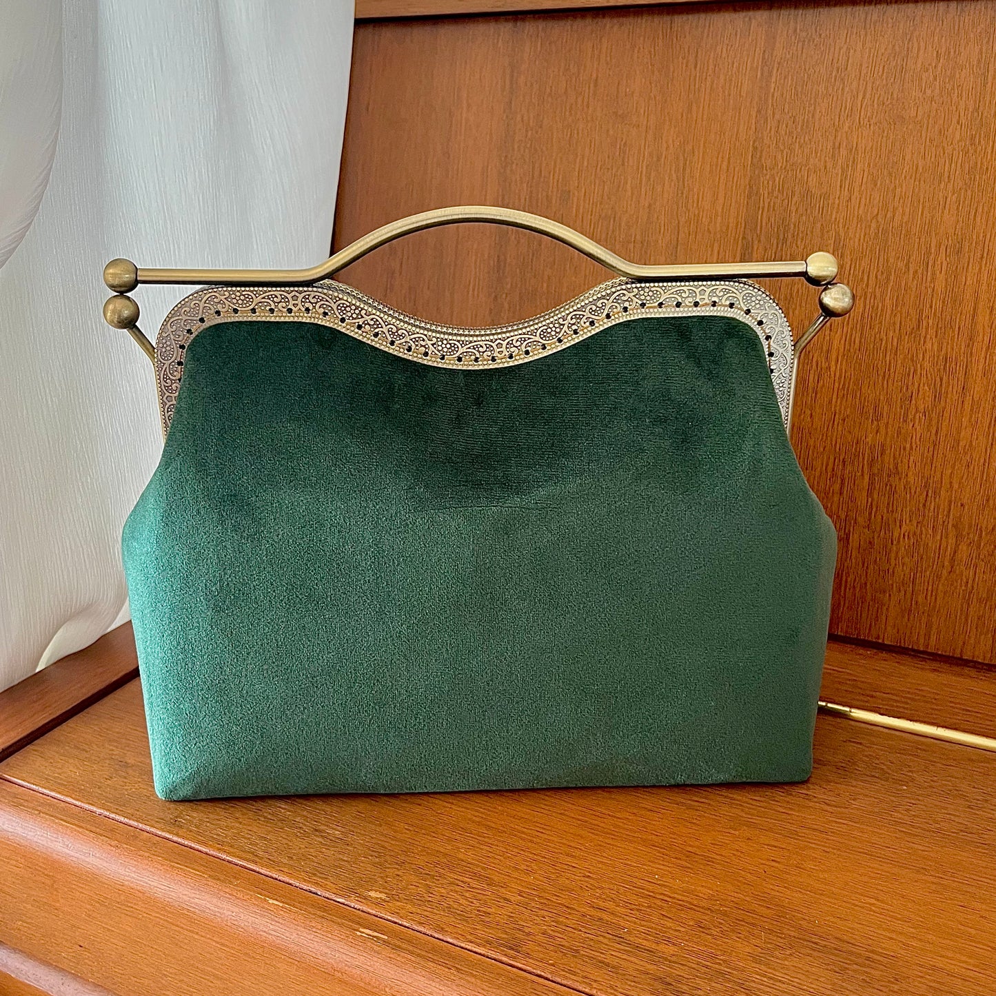 Torebka welurowa w kształcie M