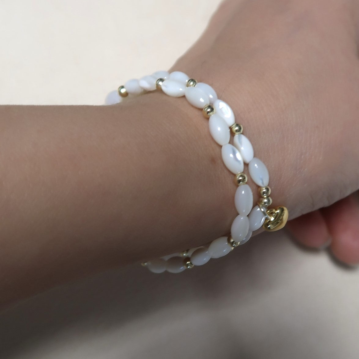 Bransoletka na gumce z masy perłowej