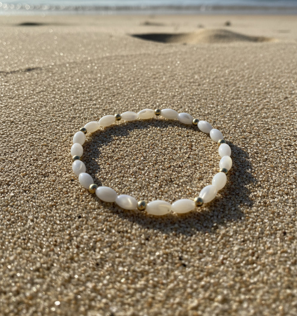 Bransoletka na gumce z masy perłowej