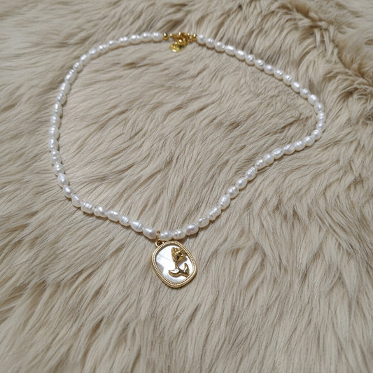 Naszyjnik perłowy z różą