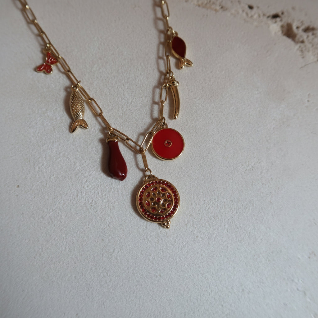 Naszyjnik z różnymi zawieszkami