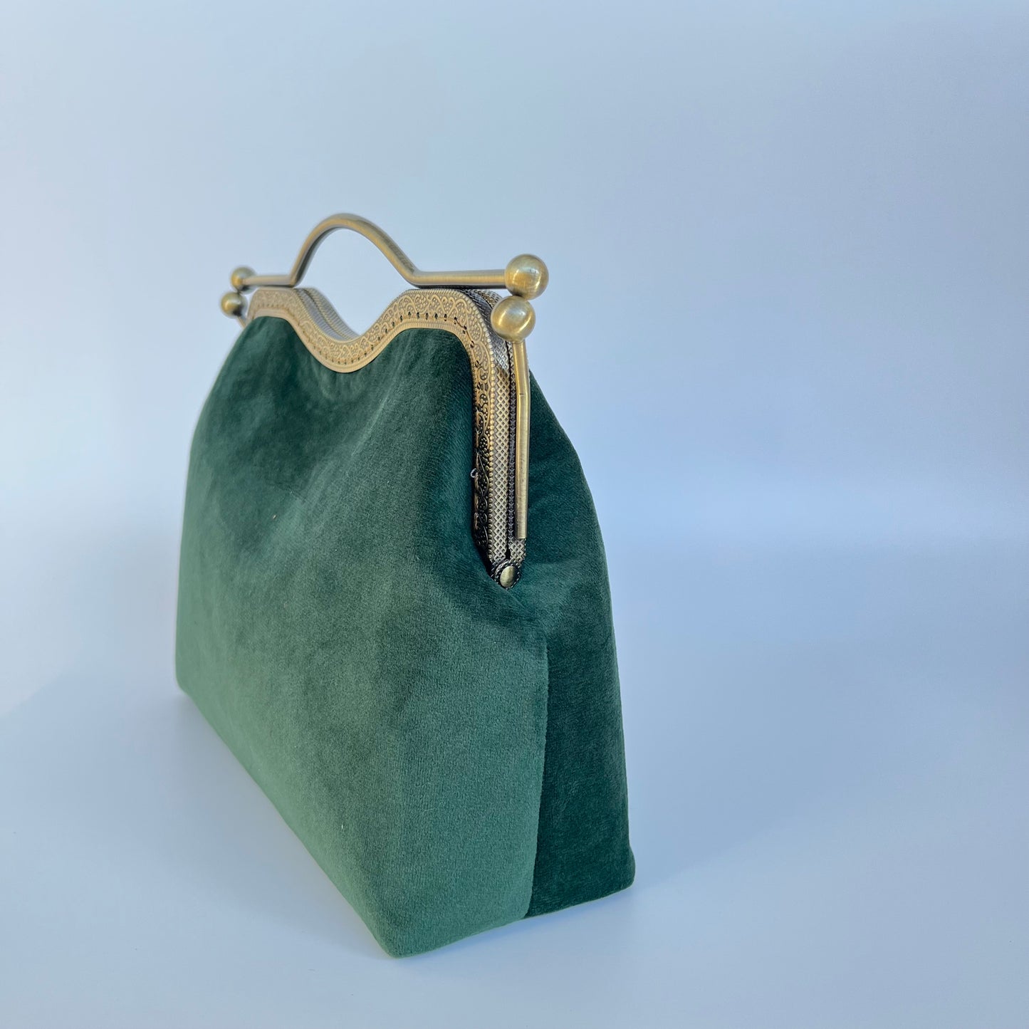 Torebka welurowa w kształcie M