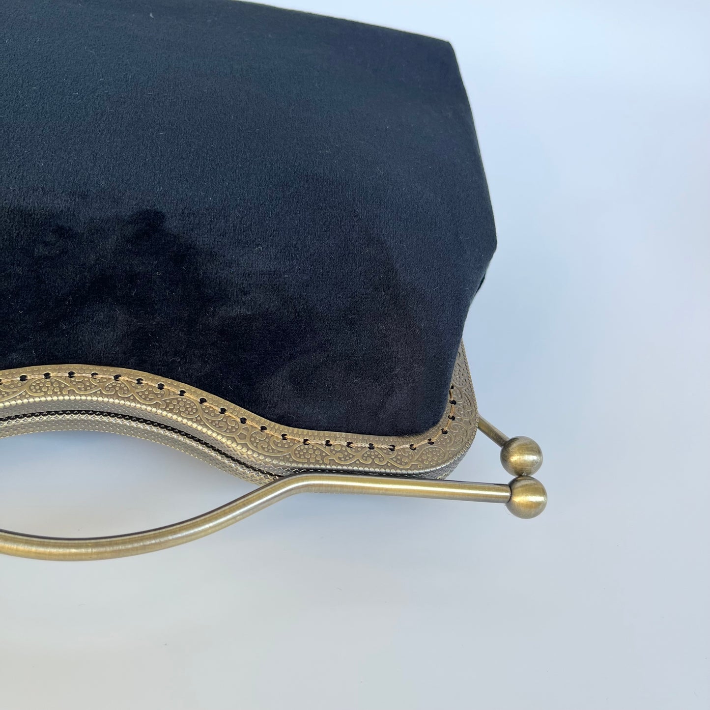 Torebka welurowa w kształcie M